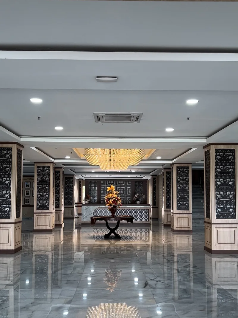 Panel dekoratif pada pilar dan meja interior karya King Laser Art