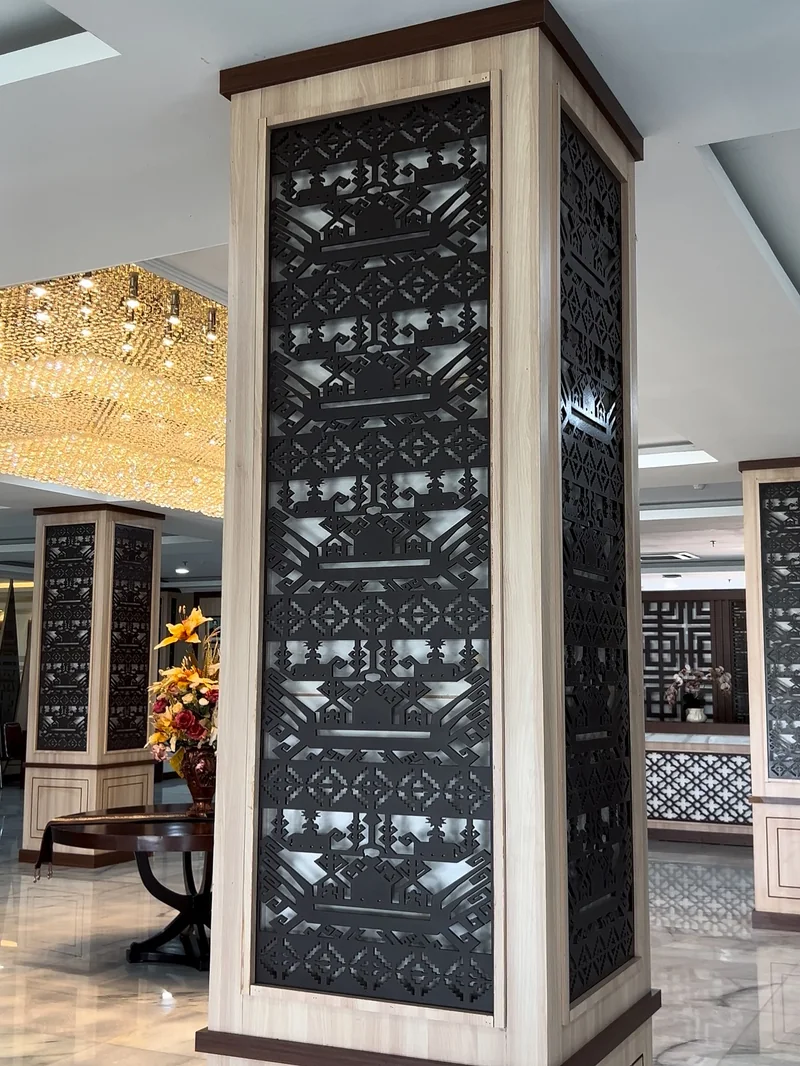 Detail panel dekoratif hitam bermotif pada pilar interior King Laser Art