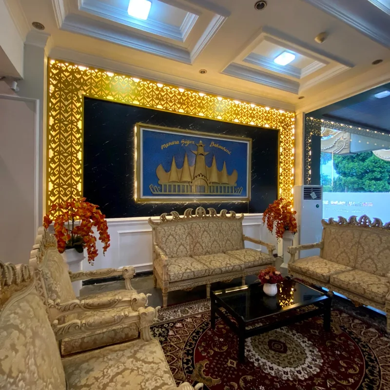 Backdrop bermotif Tapis dengan pencahayaan LED karya King Laser Art