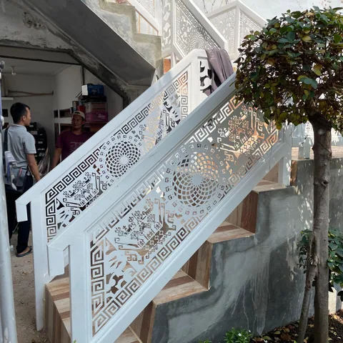 Railing tangga dan balkon putih — dokumentasi foto pada profil King Laser Art