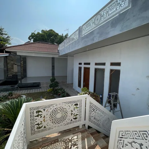 Railing tangga dan balkon putih — dokumentasi foto pada profil King Laser Art
