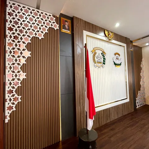 Ornamen backdrop dan identitas ruang — dokumentasi foto pada profil King Laser Art