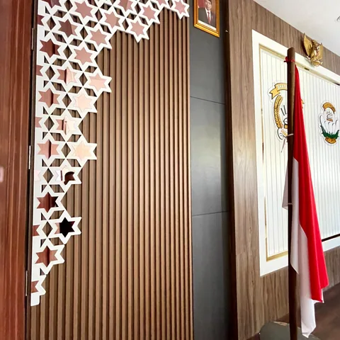 Ornamen backdrop dan identitas ruang — dokumentasi foto pada profil King Laser Art
