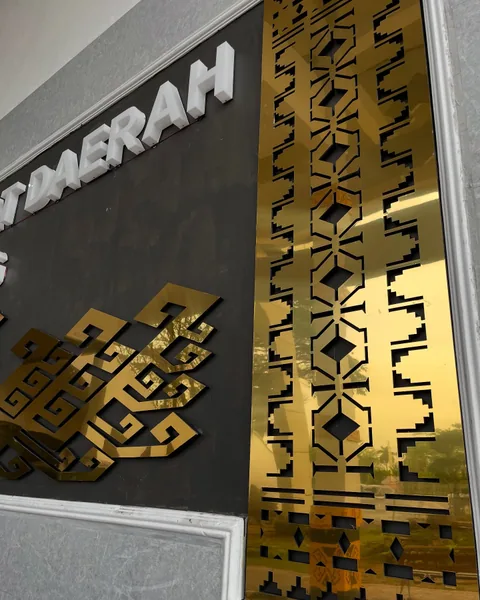 Ornamen Tapis dan huruf timbul — dokumentasi foto pada profil King Laser Art