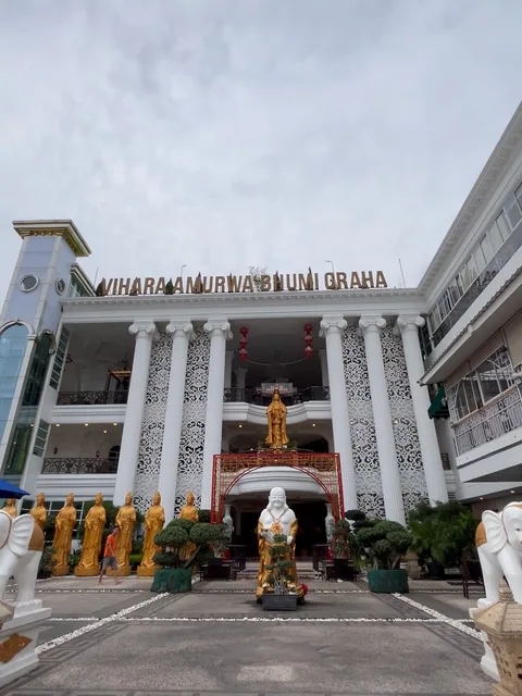 Ornamen fasad vihara — dokumentasi foto pada profil King Laser Art
