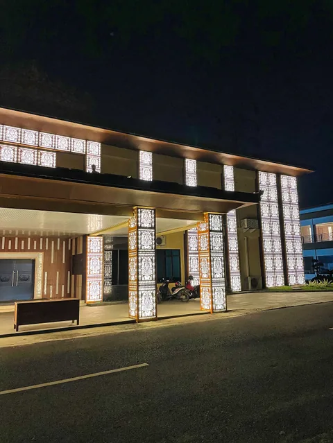 Ornamen fasad dan signage gedung — dokumentasi foto pada profil King Laser Art