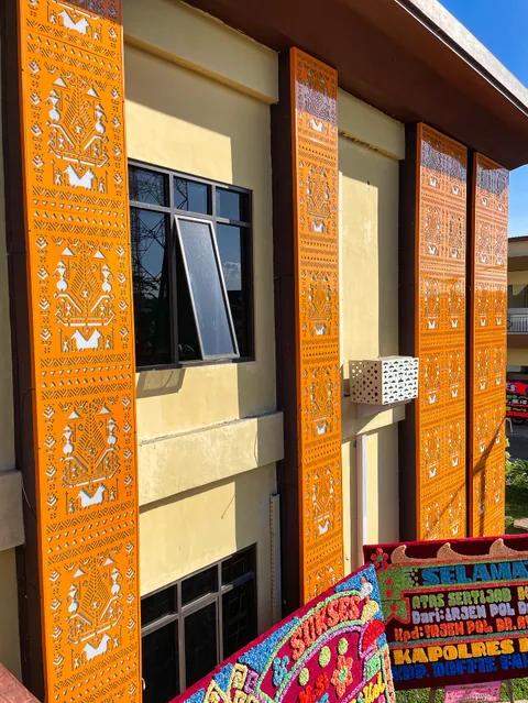 Ornamen fasad dan signage gedung — dokumentasi foto pada profil King Laser Art