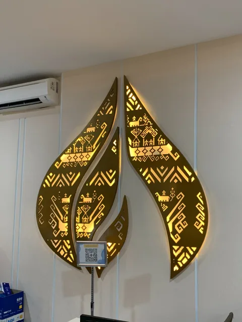Panel ornamen dengan pencahayaan — dokumentasi foto pada profil King Laser Art